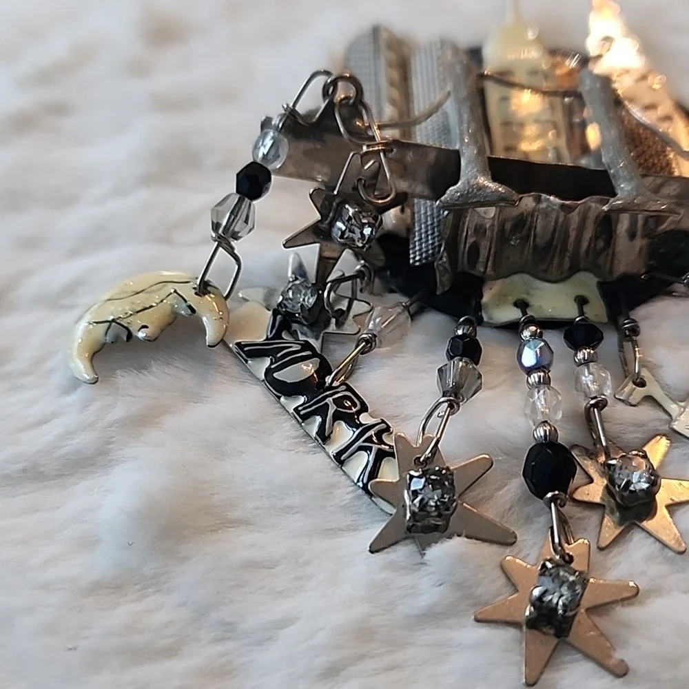 **Rare** Lunch At The Ritz NEW YORK CITY LIGHTS SKYLINE DRIVE Pin Brooch Pendant - Picture 2 of 13